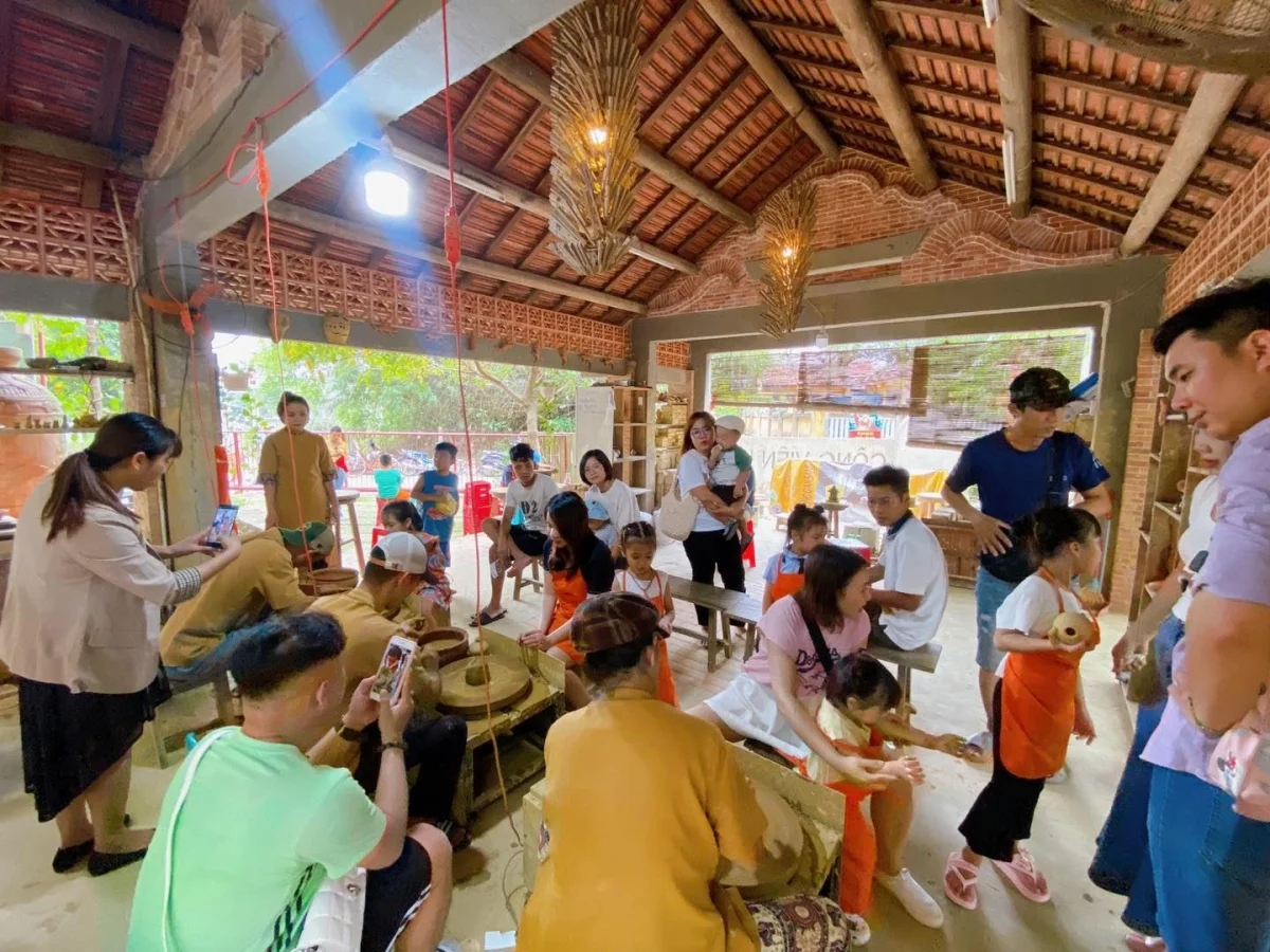 tourist enjoying an authentic pottery class hoi an experience with a local artisan in thanh ha village