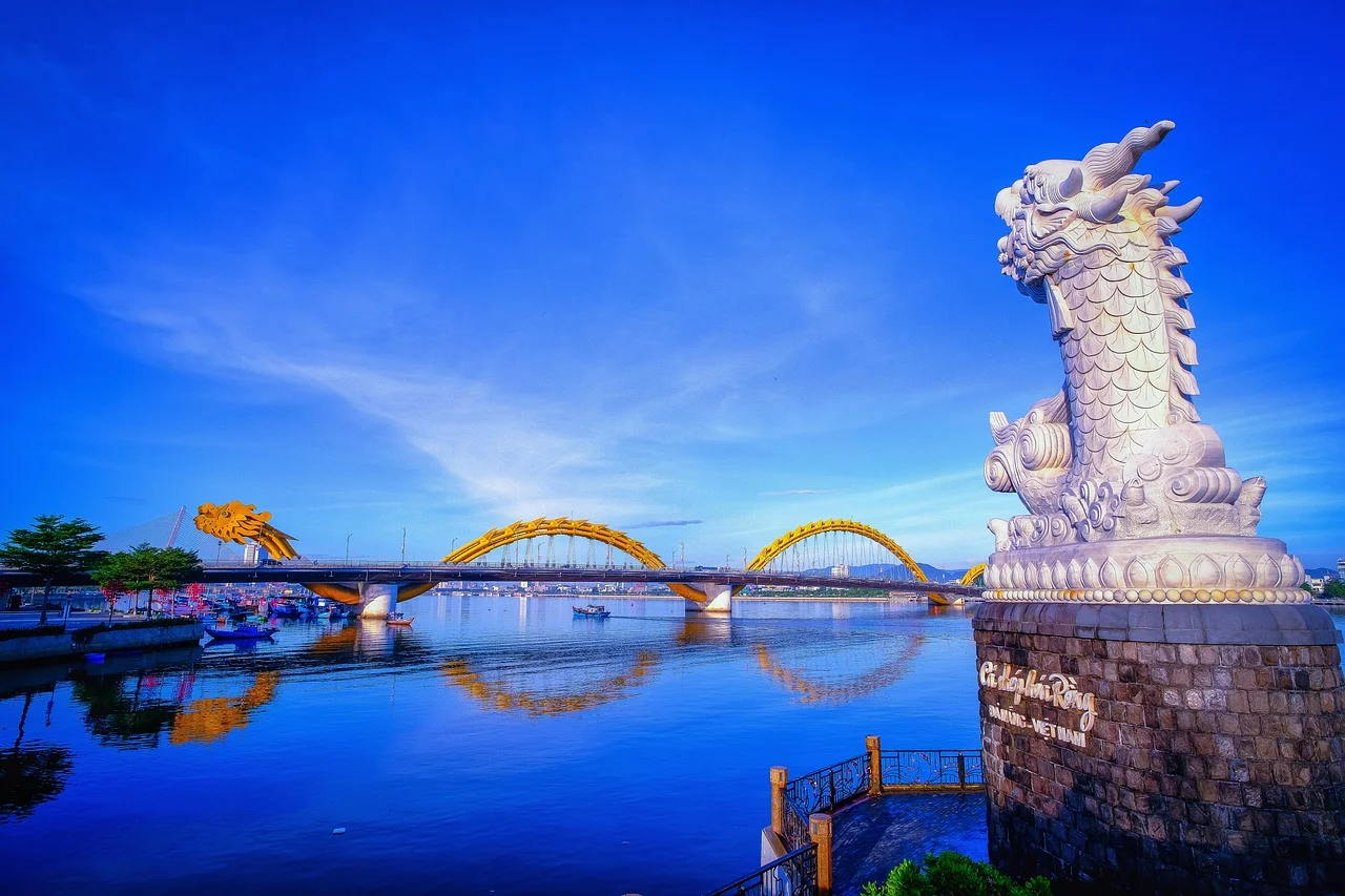 The iconic Dragon Bridge reflecting Da Nang's modern city energy, a key element in the Da Nang vs Hoi An comparison.