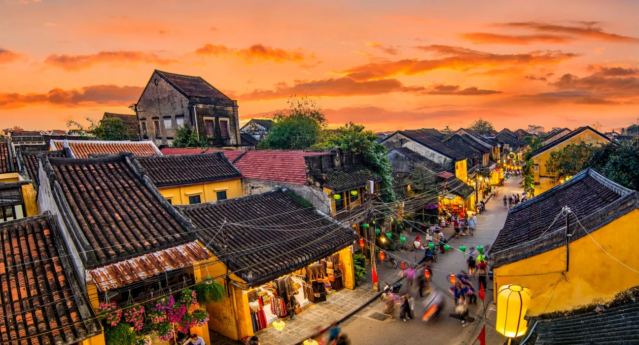 A picturesque view of Hoi An's Ancient Town illuminated by lanterns at sunset, one of the top things to do in Hoi An.