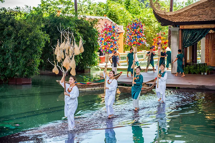 Traditional water show near Cantonese Assembly Hall Hoi An