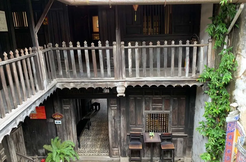 The quiet courtyard of the Museum of Trade Ceramics during the early morning.